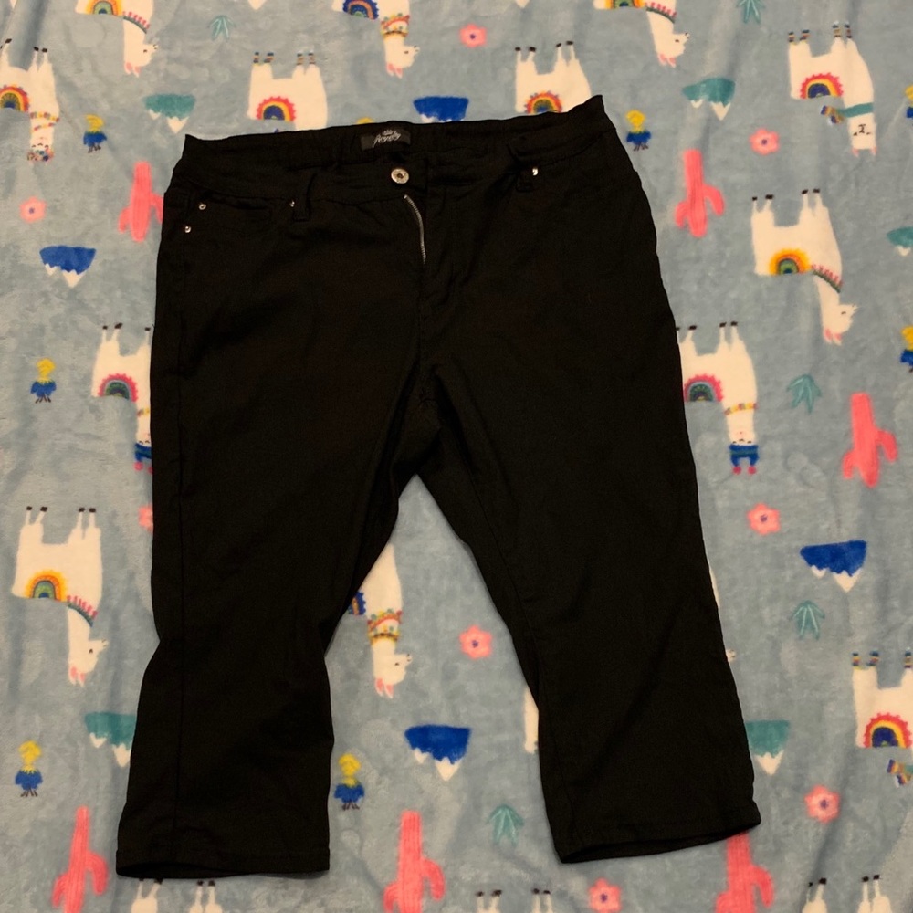 Black capri pants